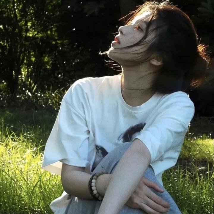 粉红转角上的男人